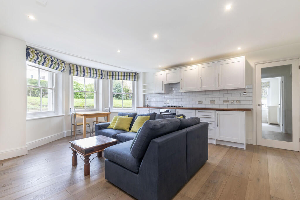2 bed Apartment for rent in Shurdington. From Elliot Oliver Sales - Cheltenham 2 bed Apartment for rent in Shurdington. From Elliot Oliver Sales - Cheltenham