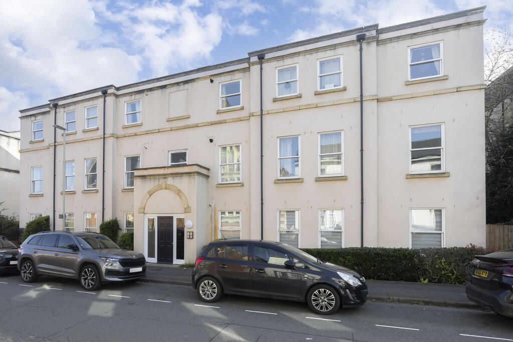2 bed Apartment for rent in Cheltenham. From Elliot Oliver Sales - Cheltenham