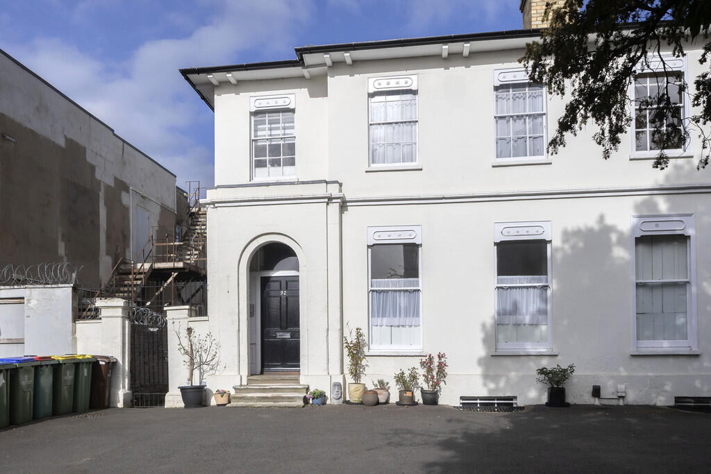 2 bed Apartment for rent in Prestbury. From Elliot Oliver Sales - Cheltenham 2 bed Apartment for rent in Prestbury. From Elliot Oliver Sales - Cheltenham