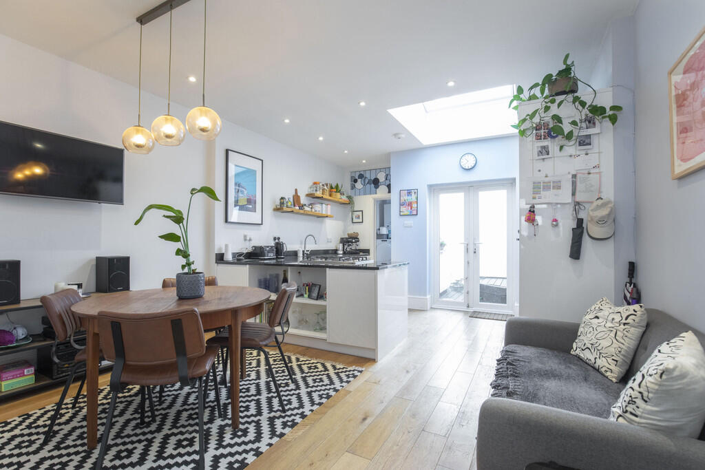 2 bed Mid Terraced House for rent in Prestbury. From Elliot Oliver Sales - Cheltenham 2 bed Mid Terraced House for rent in Prestbury. From Elliot Oliver Sales - Cheltenham