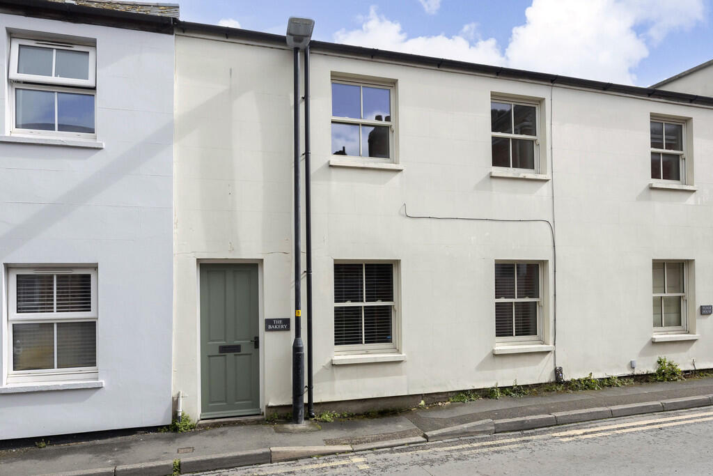 2 bed Mid Terraced House for rent in Cheltenham. From Elliot Oliver Sales - Cheltenham