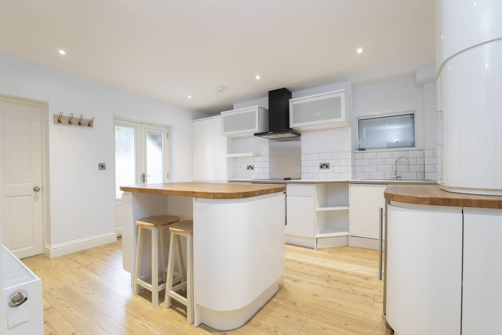 2 bed Apartment for rent in Leckhampton Hill. From Elliot Oliver Sales - Cheltenham