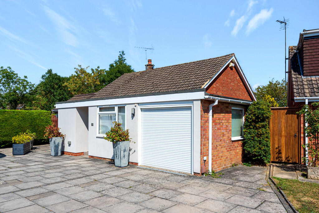 3 bed Detached bungalow for rent in Shurdington. From Elliot Oliver Sales - Cheltenham 3 bed Detached bungalow for rent in Shurdington. From Elliot Oliver Sales - Cheltenham