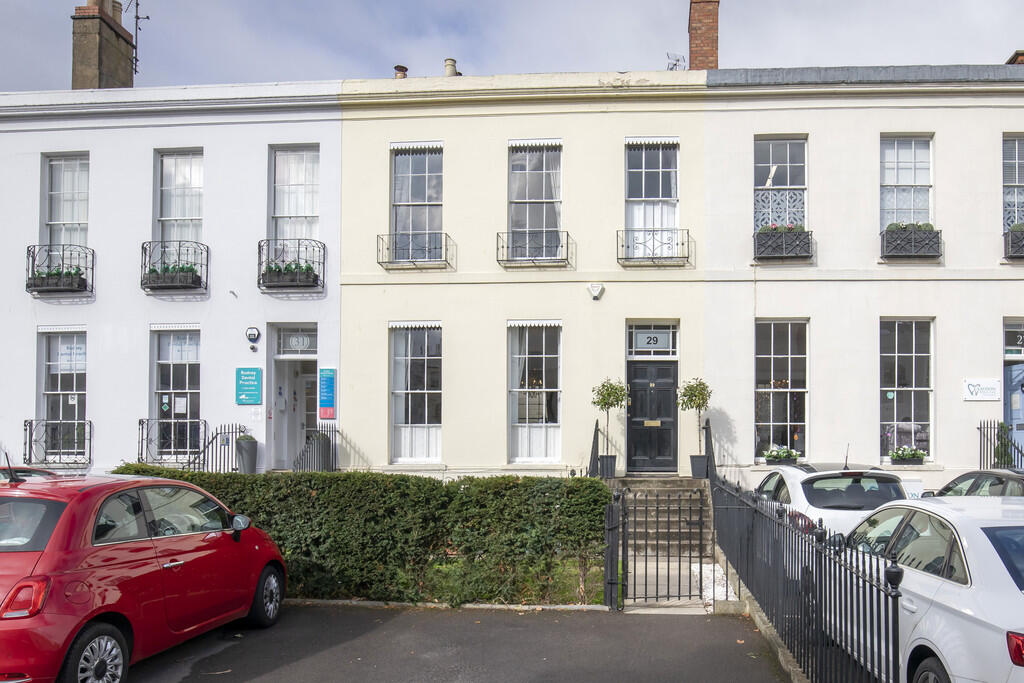 5 bed Mid Terraced House for rent in Cheltenham. From Elliot Oliver Sales - Cheltenham