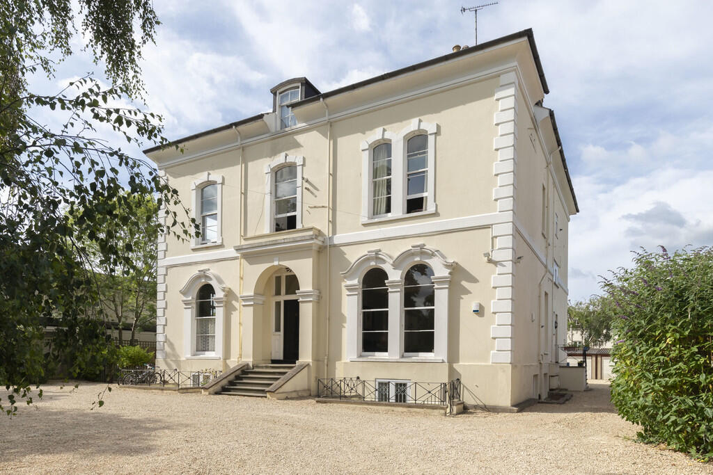2 bed Apartment for rent in Prestbury. From Elliot Oliver Sales - Cheltenham 2 bed Apartment for rent in Prestbury. From Elliot Oliver Sales - Cheltenham
