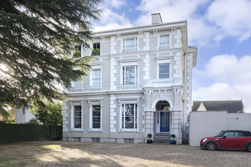 2 bed Apartment for rent in Prestbury. From Elliot Oliver Sales - Cheltenham 2 bed Apartment for rent in Prestbury. From Elliot Oliver Sales - Cheltenham
