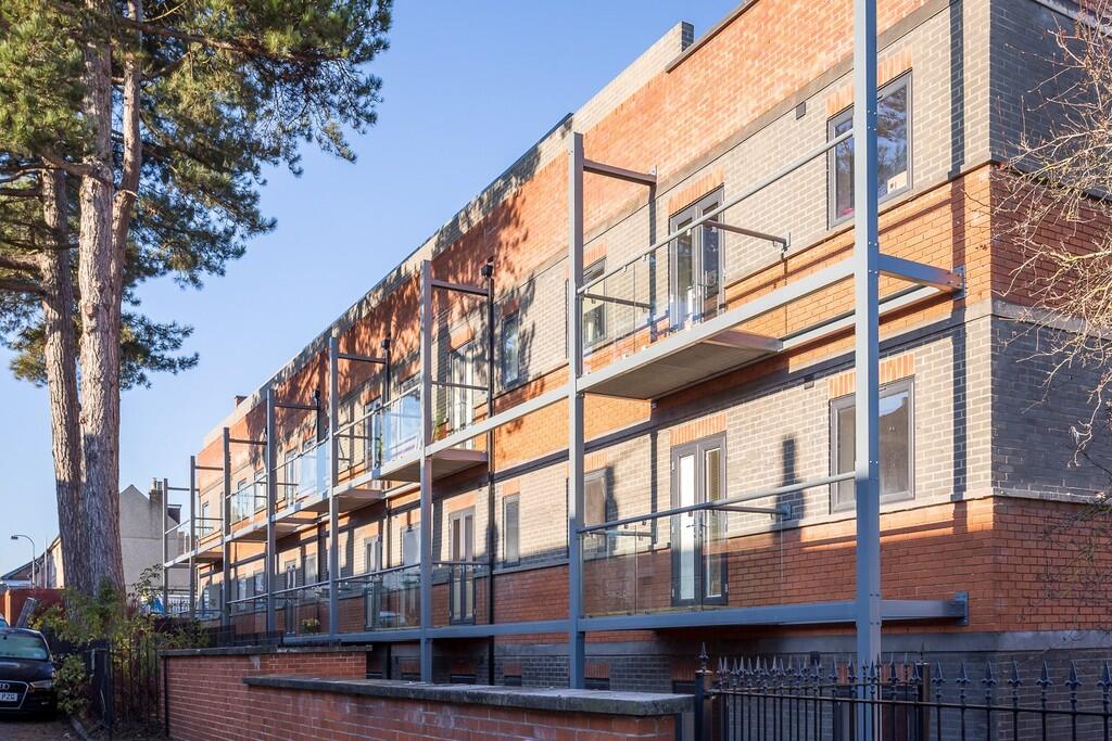 4 bed Studio for rent in Swindon. From Elliot Oliver Sales - Cheltenham 4 bed Studio for rent in Swindon. From Elliot Oliver Sales - Cheltenham