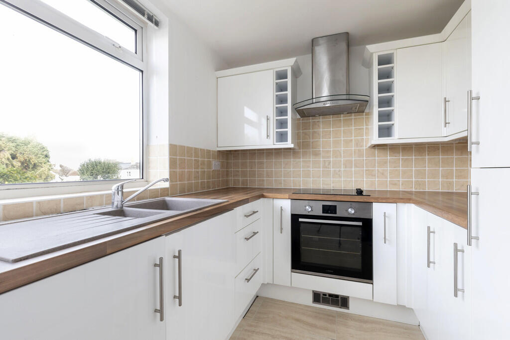 2 bed Apartment for rent in Prestbury. From Elliot Oliver Sales - Cheltenham 2 bed Apartment for rent in Prestbury. From Elliot Oliver Sales - Cheltenham