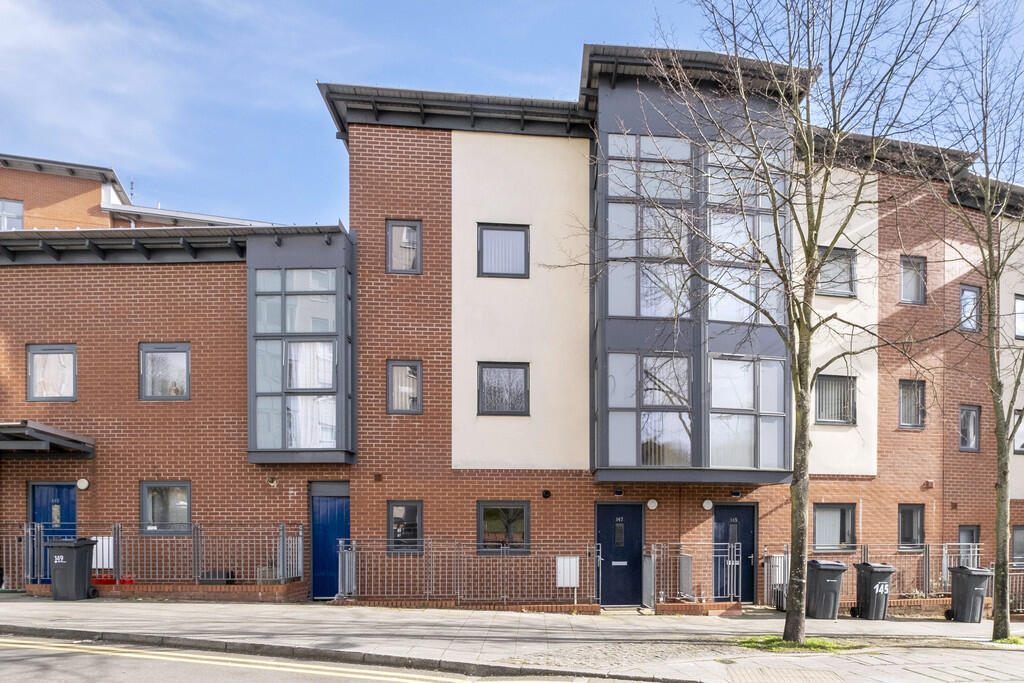 4 bed Mid Terraced House for rent in Birmingham. From Elliot Oliver Sales - Cheltenham 4 bed Mid Terraced House for rent in Birmingham. From Elliot Oliver Sales - Cheltenham
