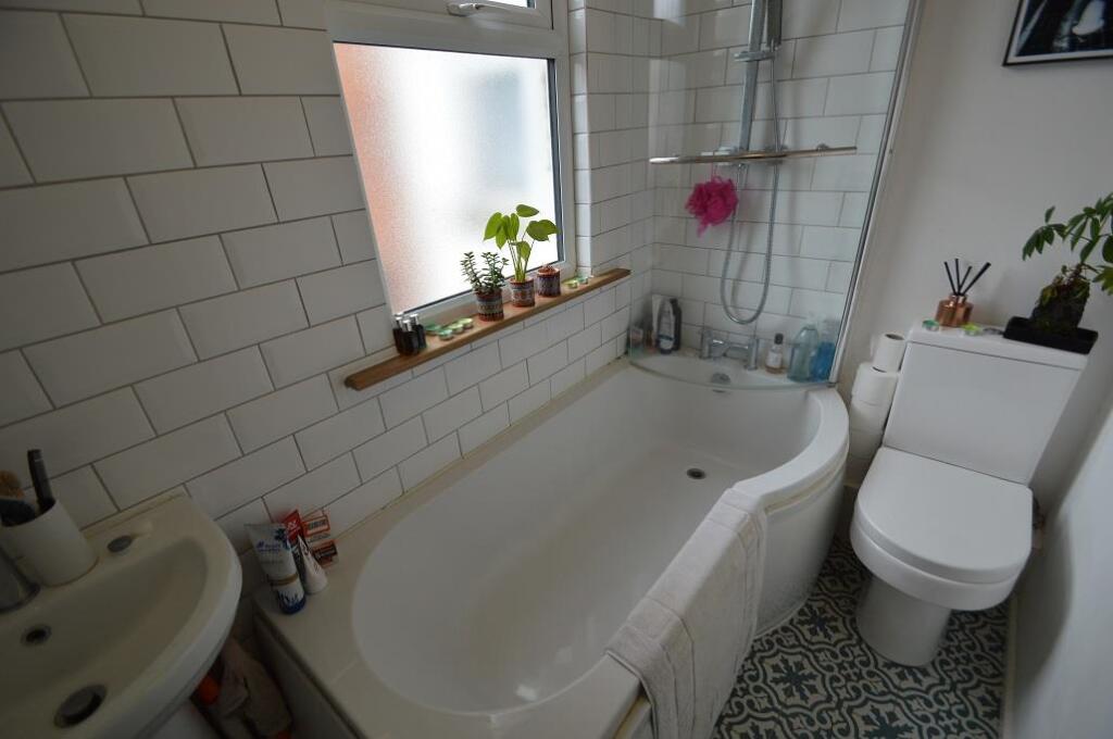 4 bed 1st Floor Flat for rent in London. From Absolute Property Sales Ltd