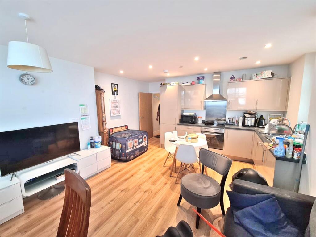 2 bed 1st Floor Flat for rent in Stevenage. From Absolute Property Sales Ltd