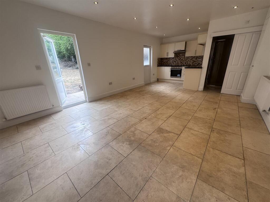 4 bed Studio for rent in London. From Absolute Property Sales Ltd 4 bed Studio for rent in London. From Absolute Property Sales Ltd