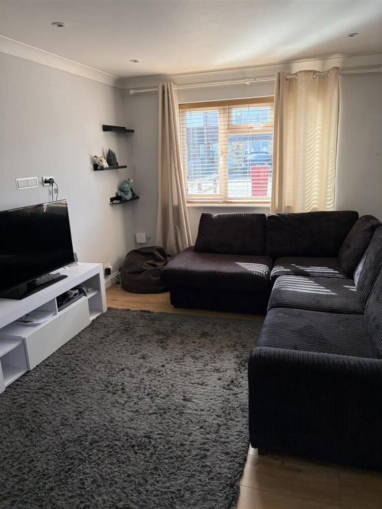 3 bed Mid Terraced House for rent in Slough. From Jackson O'Rourke - Cippenham