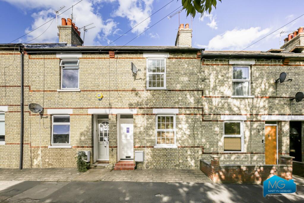 2 bed Mid Terraced House for rent in Barnet. From Martyn Gerrard - Barnet