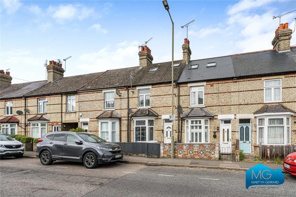 3 bed Mid Terraced House for rent in Barnet. From Martyn Gerrard - Barnet