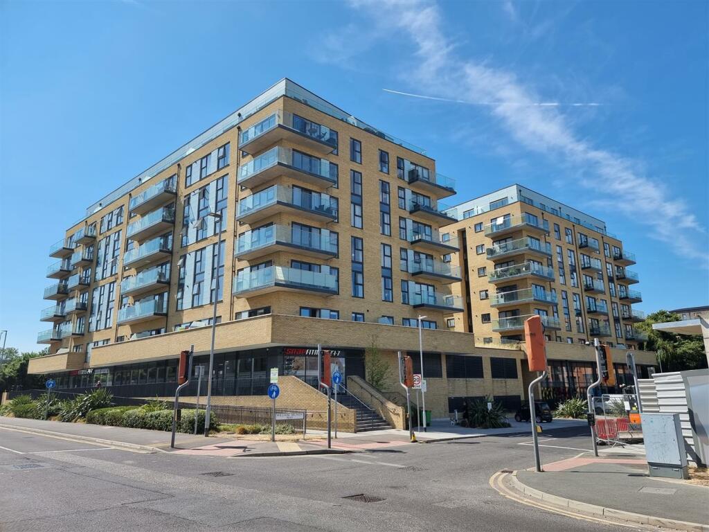 3 bed Apartment for rent in London. From Luxe Residential
