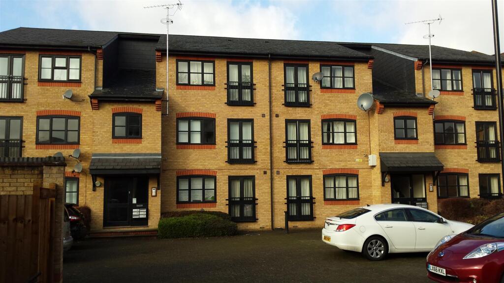 2 bed Apartment for rent in London. From Luxe Residential - South Woodford