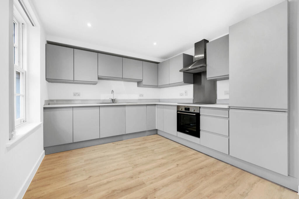 2 bed 1st Floor Flat for rent in Romford. From Luxe Residential - South Woodford
