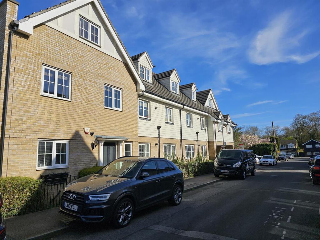 2 bed 1st Floor Flat for rent in Chigwell Row. From Luxe Residential - South Woodford
