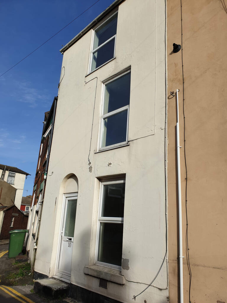 4 bed Mid Terraced House for rent in Great Yarmouth. From Luxe Residential - South Woodford