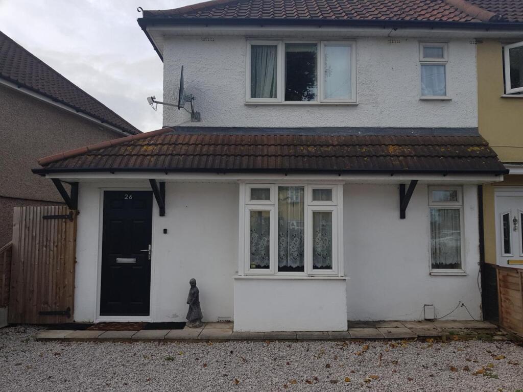 3 bed End of Terrace for rent in Romford. From Luxe Residential - South Woodford