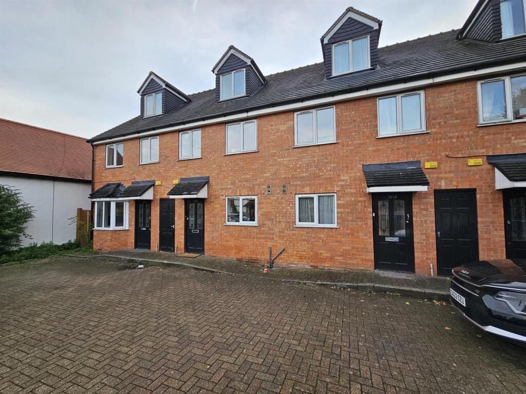 4 bed Mid Terraced House for rent in Loughton. From Luxe Residential - South Woodford 4 bed Mid Terraced House for rent in Loughton. From Luxe Residential - South Woodford
