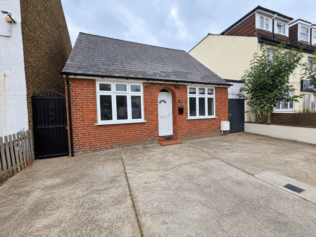 2 bed Semi-detached bungalow for rent in Romford. From Luxe Residential - South Woodford 2 bed Semi-detached bungalow for rent in Romford. From Luxe Residential - South Woodford