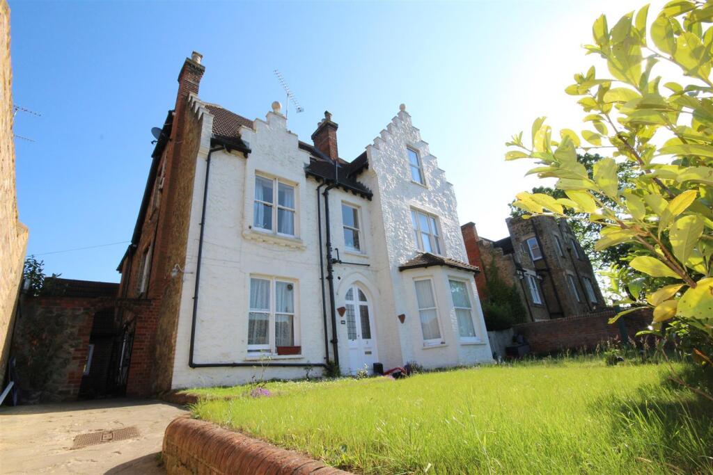 2 bed 1st Floor Flat for rent in Guildford. From Cavender Estate Agent - Guildford