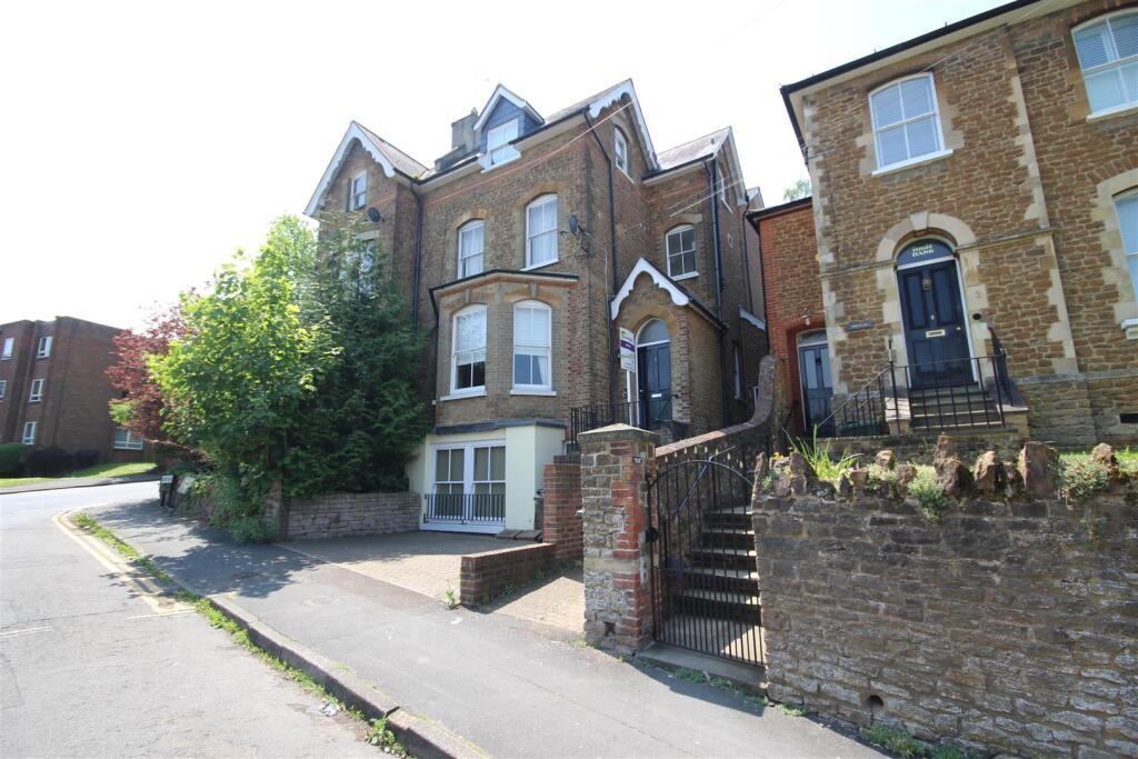 2 bed 1st Floor Flat for rent in Guildford. From Cavender Estate Agent - Guildford