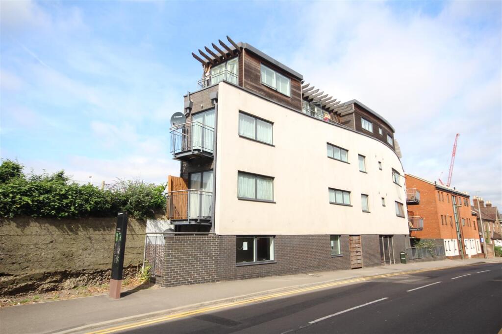 2 bed 1st Floor Flat for rent in Guildford. From Cavender Estate Agent - Guildford