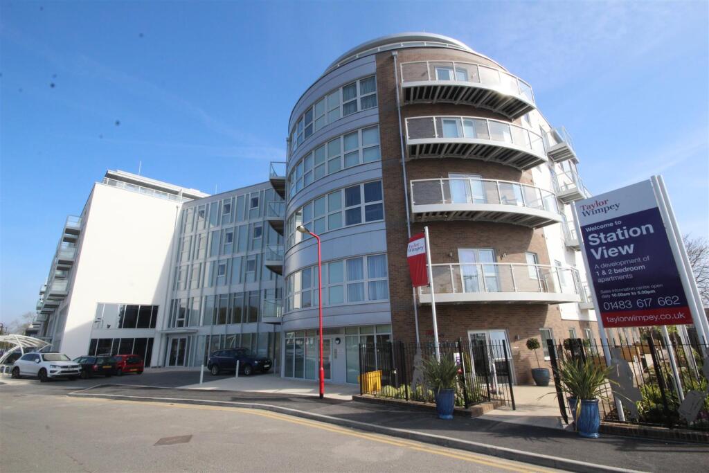 2 bed 1st Floor Flat for rent in Guildford. From Cavender Estate Agent - Guildford