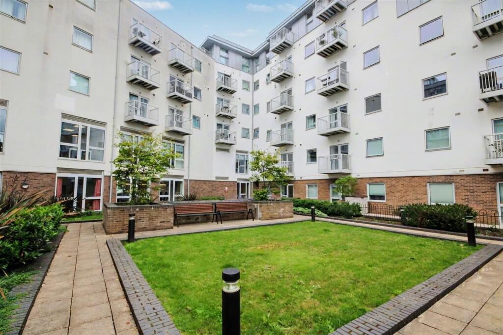 2 bed 1st Floor Flat for rent in Guildford. From Cavender Estate Agent - Guildford