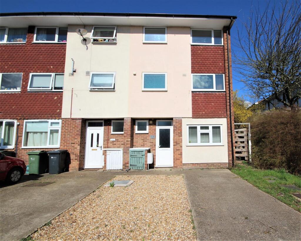 6 bed Detached for rent in Guildford. From Cavender Estate Agent - Guildford