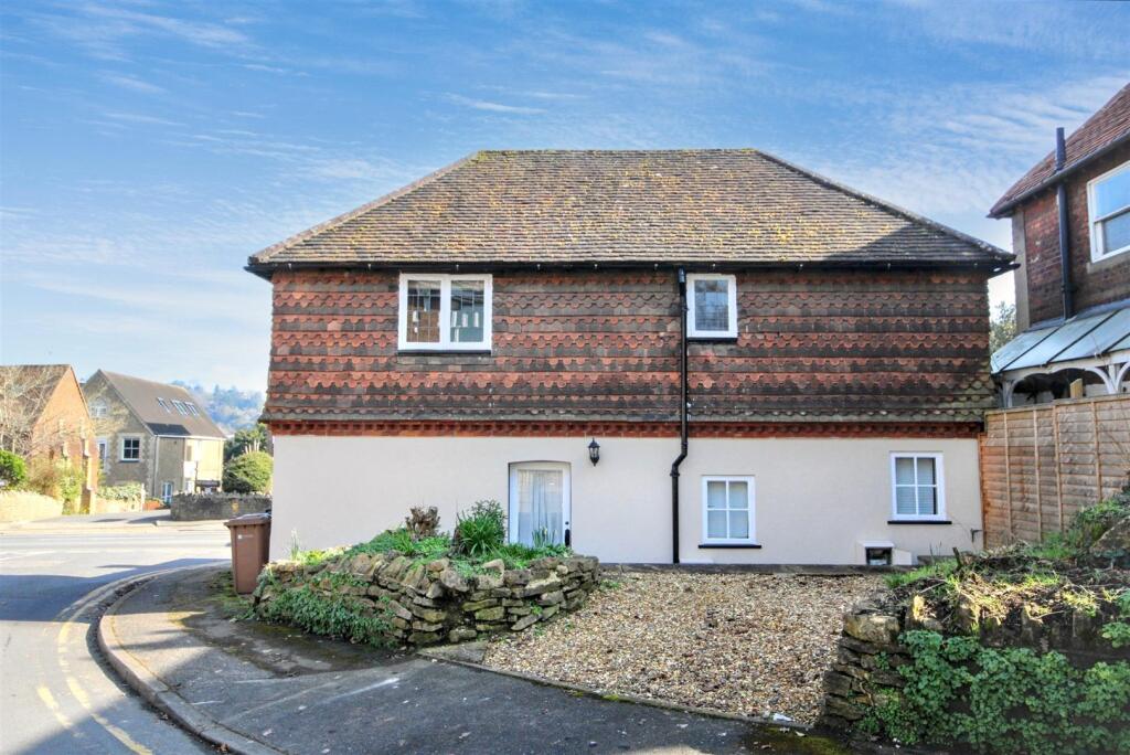 2 bed Detached for rent in Guildford. From Cavender Estate Agent - Guildford 2 bed Detached for rent in Guildford. From Cavender Estate Agent - Guildford