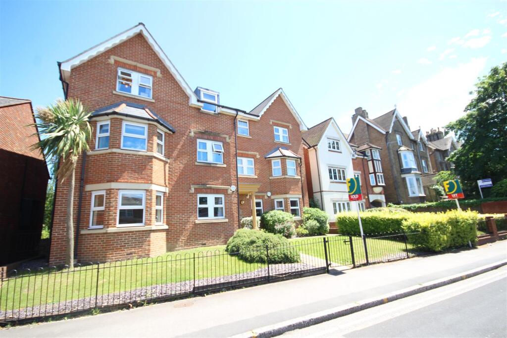 2 bed 1st Floor Flat for rent in Guildford. From Cavender Estate Agent - Guildford