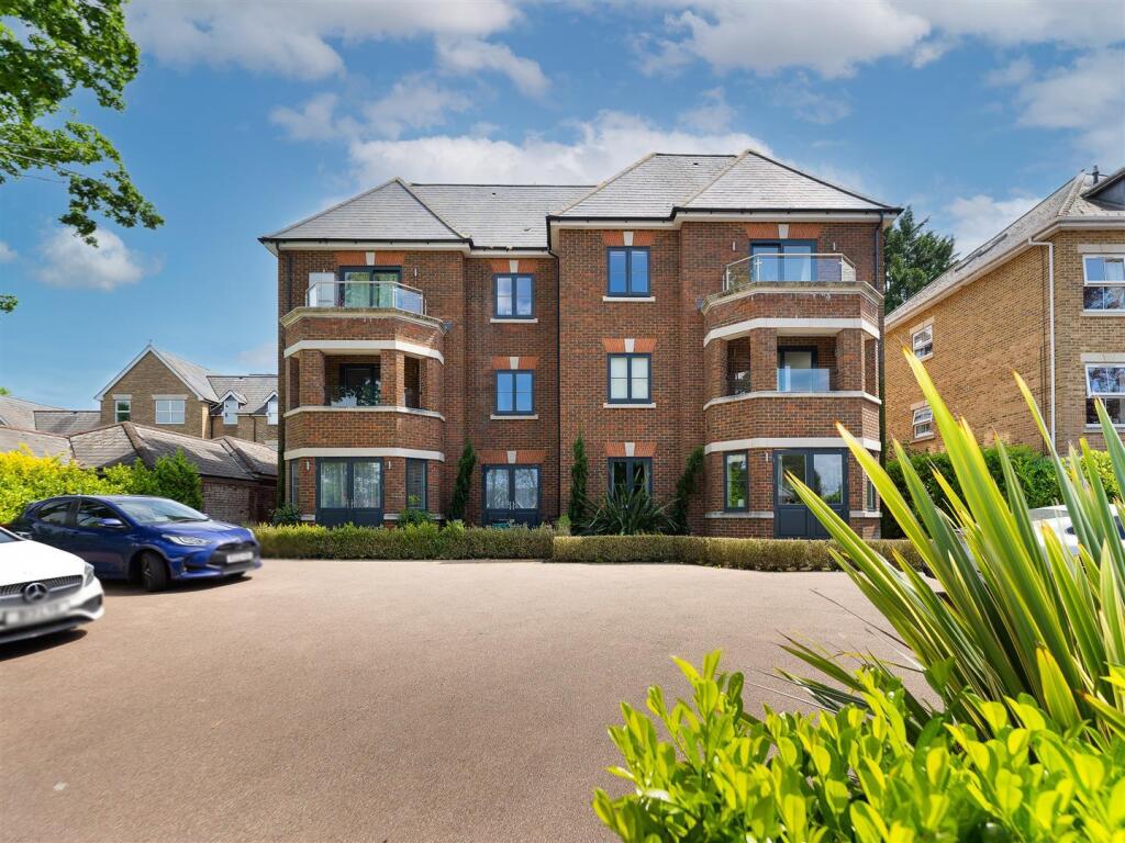 2 bed 1st Floor Flat for rent in Guildford. From Cavender Estate Agent - Guildford