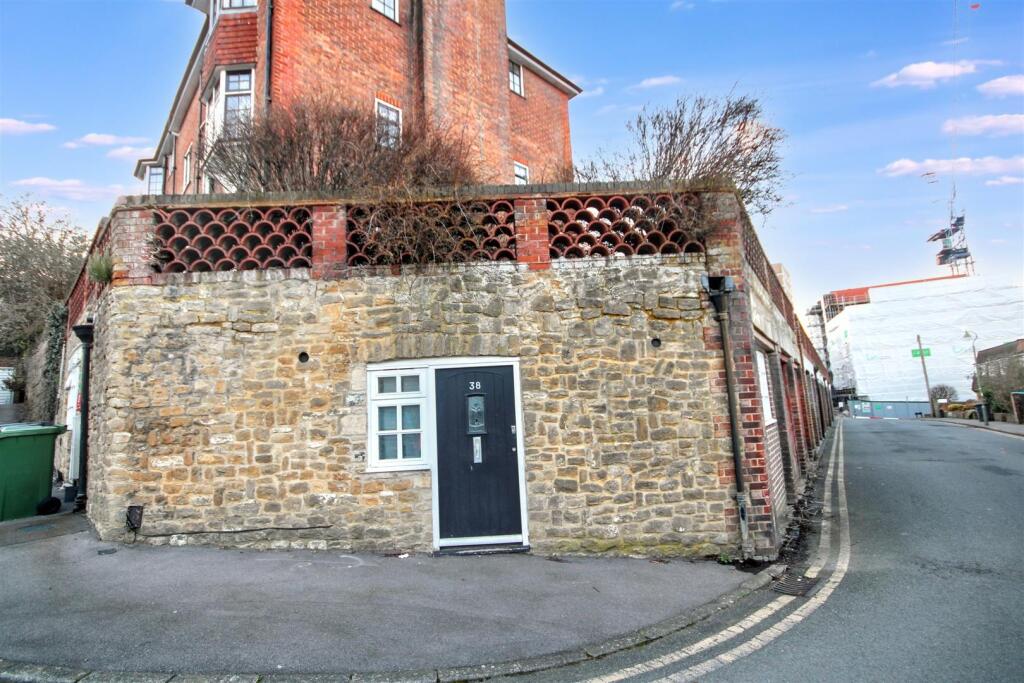 1 bed 1st Floor Flat for rent in Guildford. From Cavender Estate Agent - Guildford