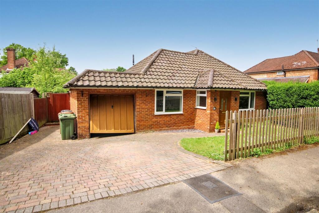 3 bed Bungalow for rent in Guildford. From Cavender Estate Agent - Guildford