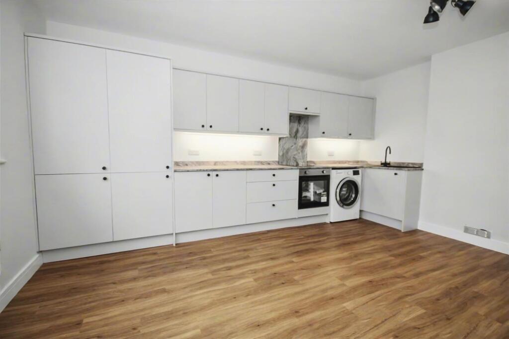 1 bed 1st Floor Flat for rent in Guildford. From Cavender Estate Agent - Guildford