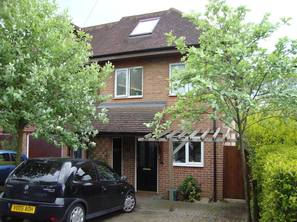 4 bed Detached for rent in Guildford. From Cavender Estate Agent - Guildford