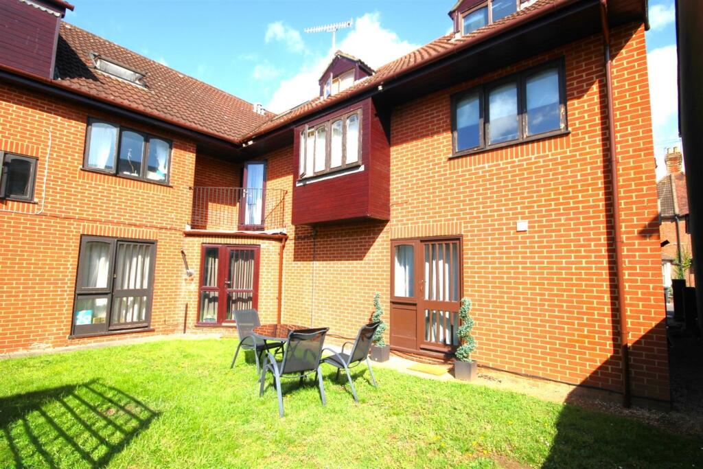 1 bed 1st Floor Flat for rent in Guildford. From Cavender Estate Agent - Guildford 1 bed 1st Floor Flat for rent in Guildford. From Cavender Estate Agent - Guildford