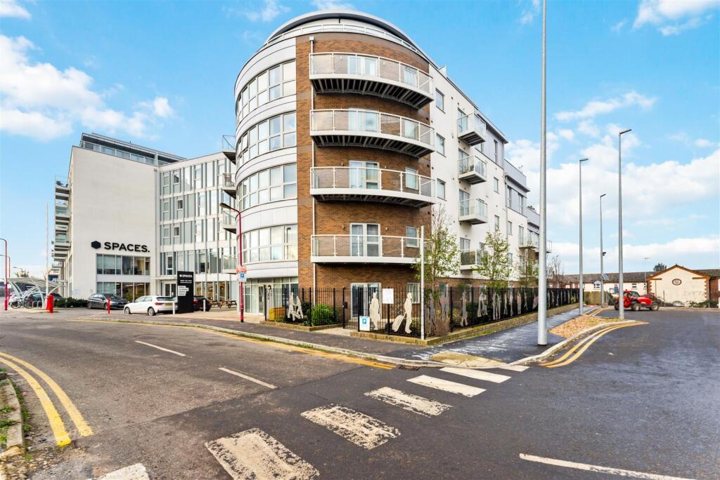 2 bed 1st Floor Flat for rent in Guildford. From Cavender Estate Agent - Guildford