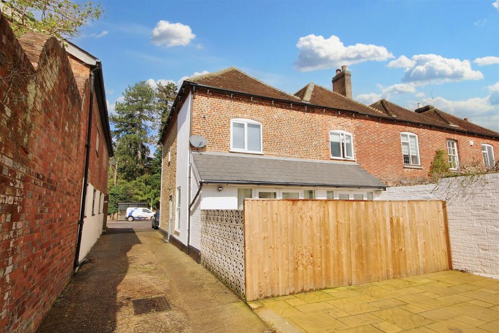 4 bed Detached for rent in Milford. From Cavender Estate Agent - Guildford