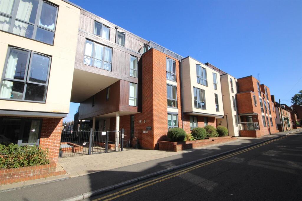 1 bed Detached for rent in Guildford. From Cavender Estate Agent - Guildford