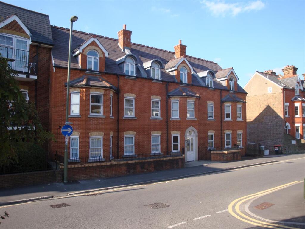 2 bed 1st Floor Flat for rent in Guildford. From Cavender Estate Agent - Guildford