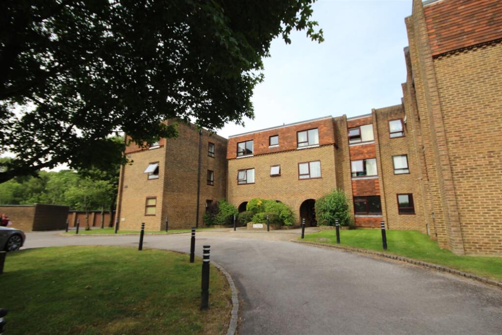 1 bed 1st Floor Flat for rent in West Clandon. From Cavender Estate Agent - Guildford