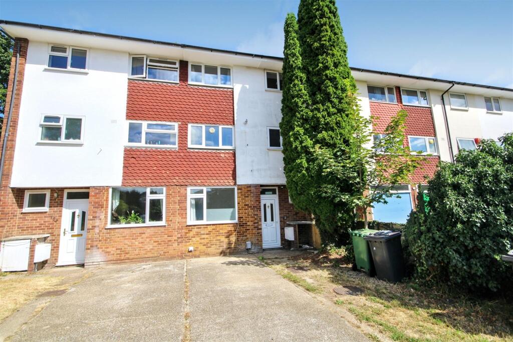 4 bed Detached for rent in Guildford. From Cavender Estate Agent - Guildford
