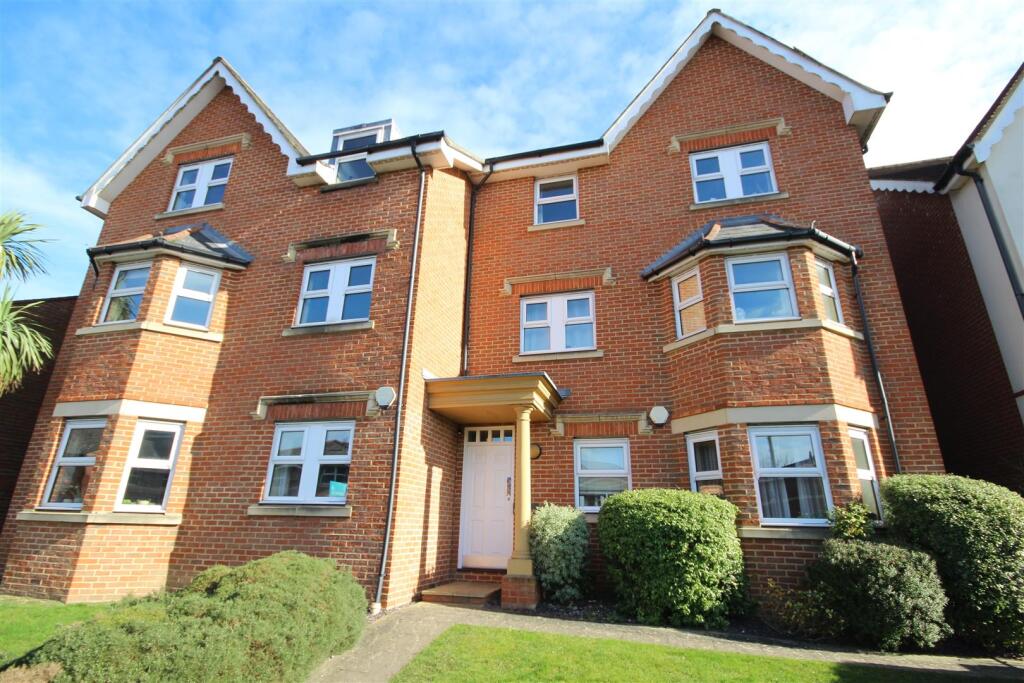 2 bed 1st Floor Flat for rent in Guildford. From Cavender Estate Agent - Guildford