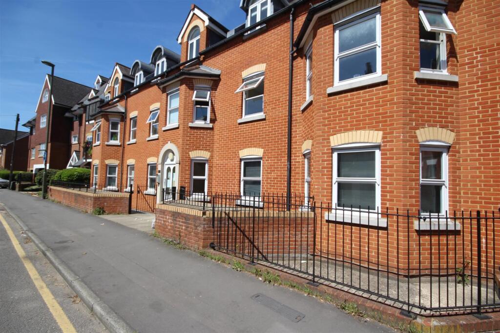 2 bed 1st Floor Flat for rent in Guildford. From Cavender Estate Agent - Guildford