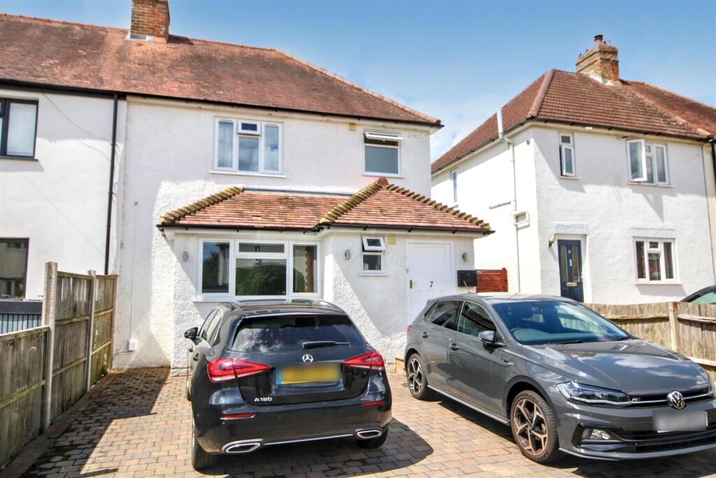 4 bed Detached for rent in Guildford. From Cavender Estate Agent - Guildford